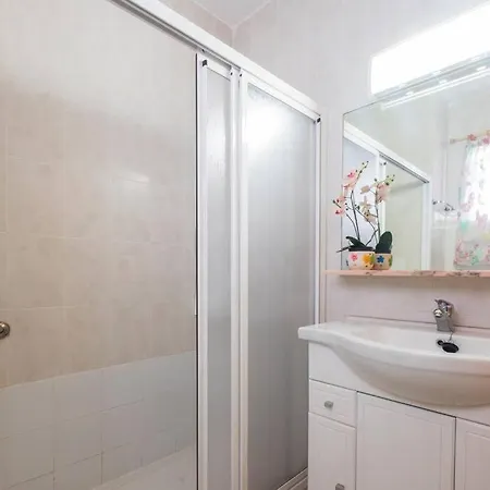 Studio With Swimming Pool And Balcony *